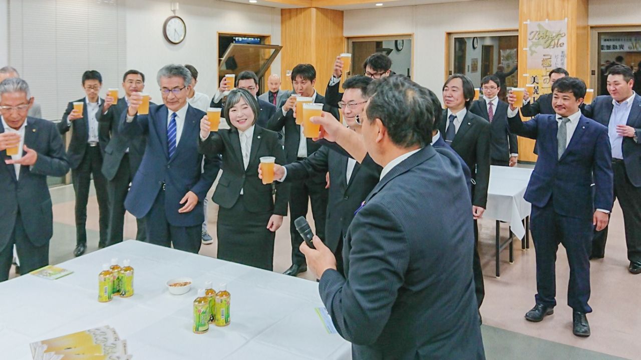 完成披露会 みんなで乾杯!